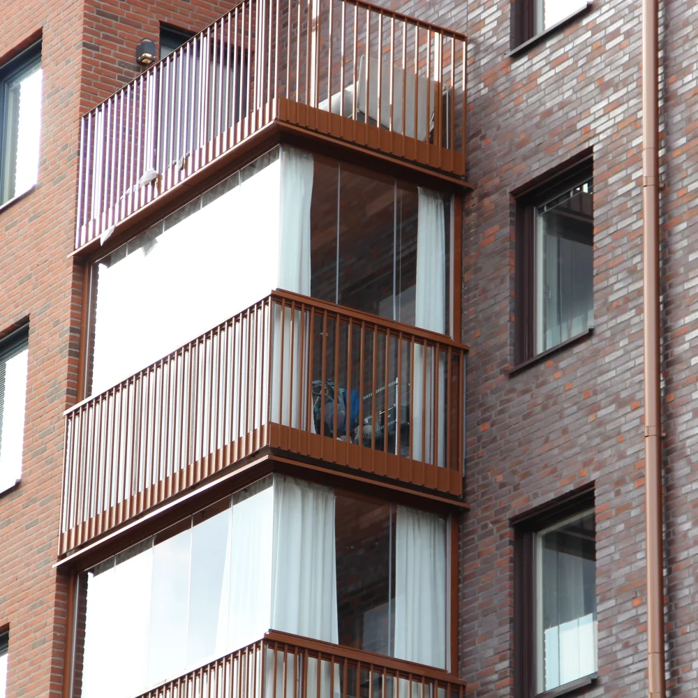 Inglasning på brun tegelfasad