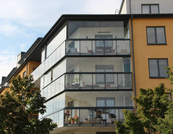 inglasning i modern fastighet med gul fasad