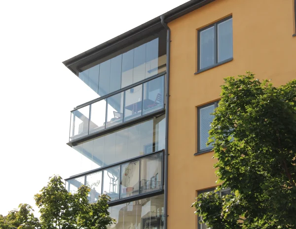 Balkonginglasning i modernt lägenhetshus
