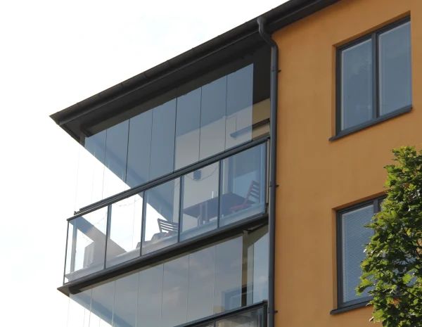 inglasning av balkong på översta våning