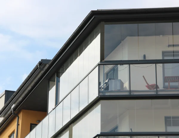 balkonginglasning i nyproducerat lägenhetshus