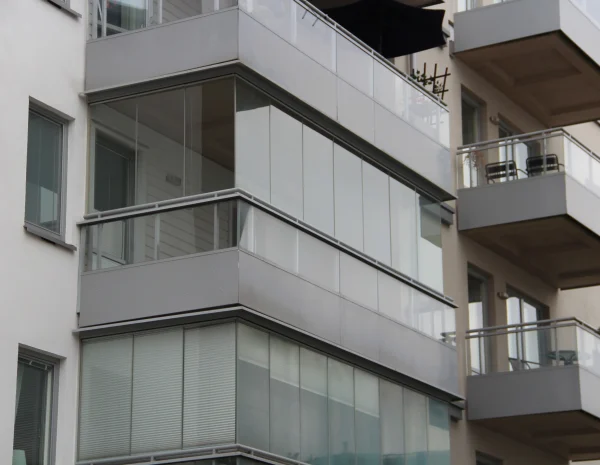 balkonginglasning med räcke i grå färg
