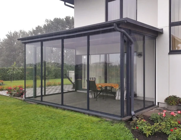 inglasad altan vid en villa