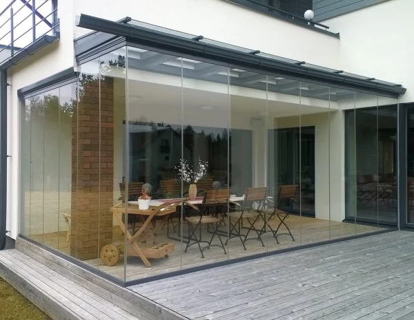 inglasad altan i anslutning till villa