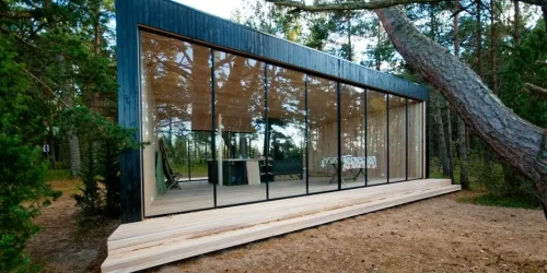 inglasning altan med skjutdörrar i skogsmiljö