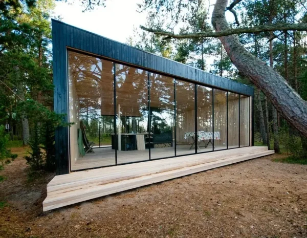 inglasning altan med skjutdörrar i skogsmiljö
