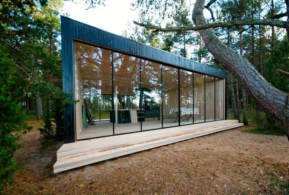 inglasning altan med skjutdörrar i skogsmiljö