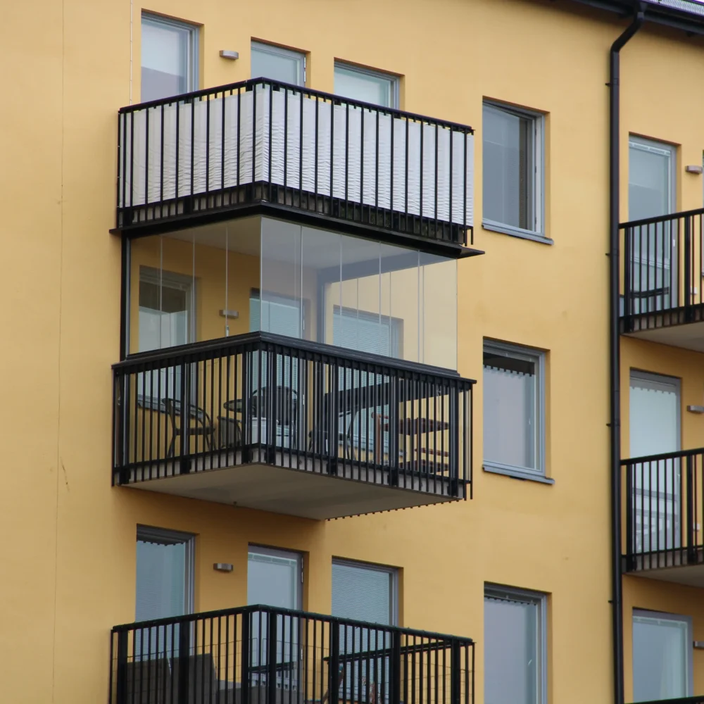 Balkonginglasning i Eskilstuna med delat system