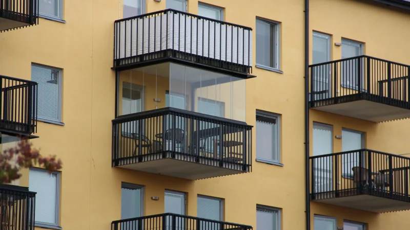 Balkonginglasning i Eskilstuna med delat system