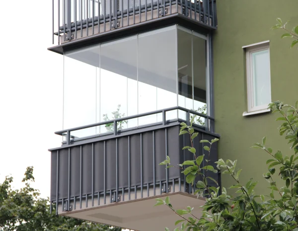 Balkonginglasning i Eskilstuna med delat inglasningssystem