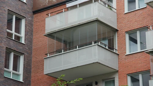 Balkonginglasning i Strängnäs i nyproducerad lägenhetshus