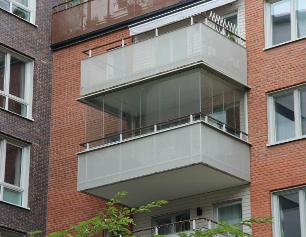 Balkonginglasning i Strängnäs i nyproducerad lägenhetshus