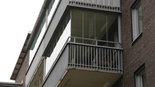 Delad balkonginglasning i Norrtälje