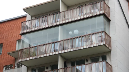 Balkonginglasning i Södertälje med delat system