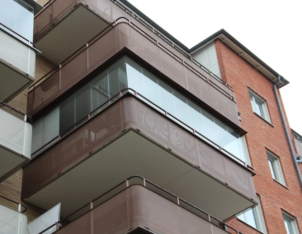 Balkonginglasning i Strängnäs med brunt räcke