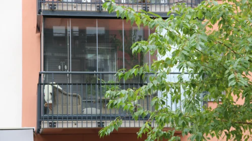 Fullhöjdsinglasning av balkong i Eskilstuna