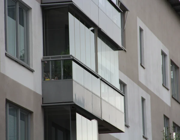Låg balkonginglasning i Norrtälje