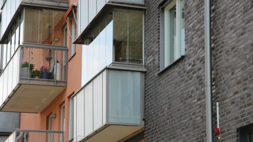 Balkoinglasning i Eskilstuna med lågt system
