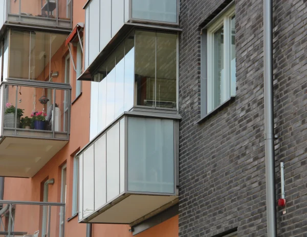Balkoinglasning i Eskilstuna med lågt system