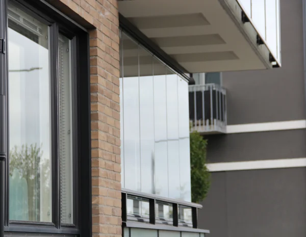 Låg balkonginglasning i Enköping