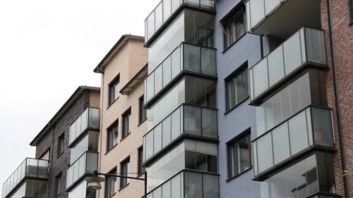 Flera balkonginglasningar i Strängnäs