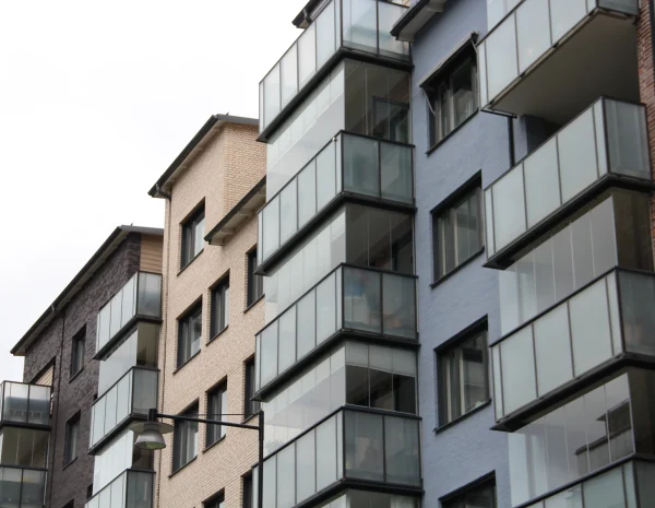 Flera balkonginglasningar i Strängnäs