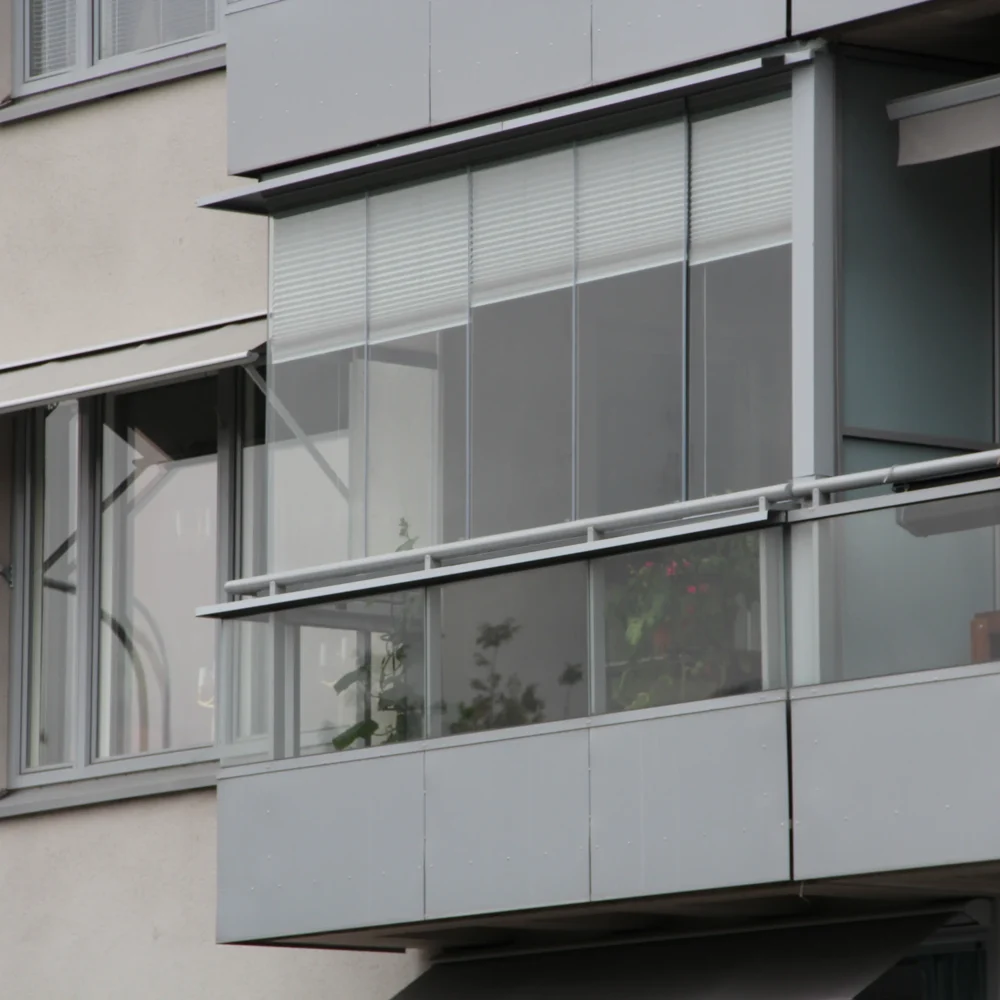 Balkonginglasning med plissegardiner som tillbehör