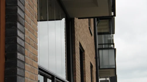 Balkonginglasning i Södertälje med lågt inglasningssystem
