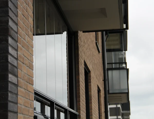 Balkonginglasning i Södertälje med lågt inglasningssystem