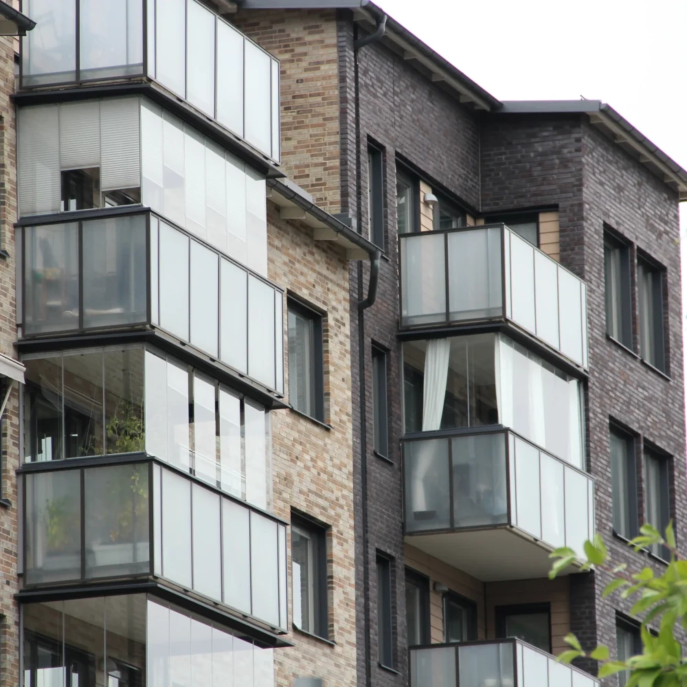 Balkonginglasning i Södertälje med lågt inglasningssystem