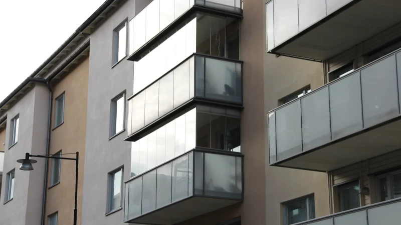 Balkonginglasning i Strängnäs med flera inglasade balkonger