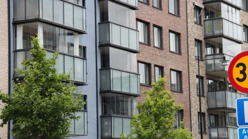 Balkonginglasningar i Västerås i hus med tegelfasad