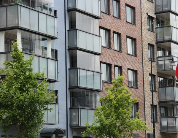 Balkonginglasningar i Västerås i hus med tegelfasad