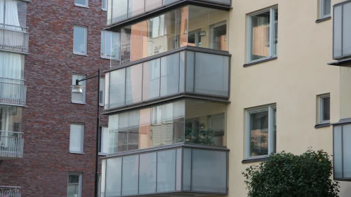 Låg balkonginglasning i Södertälje