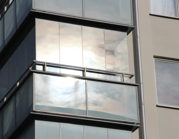 Låg balkonginglasning i Västerås