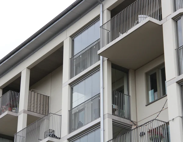 Balkonginglasning i Enköping med fullhöjdsystem