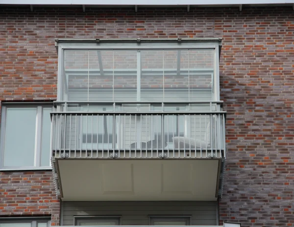 Balkonginglasning i Västerås med tak