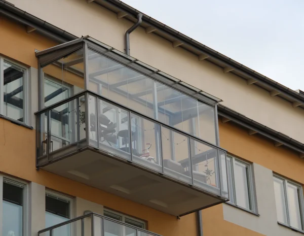 balkonginglasning i Stockholm på översta våning med tak