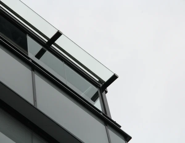 Balkonginglasning i Norrtälje på översta våning med tak