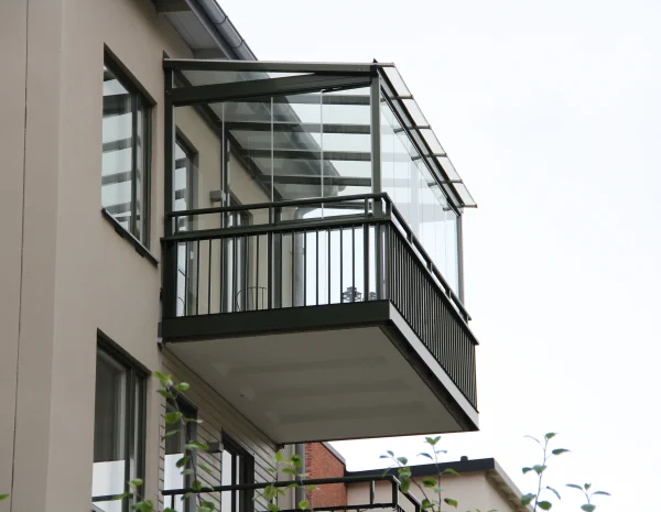Balkonginglasning i Stockholm med tak på översta våningen