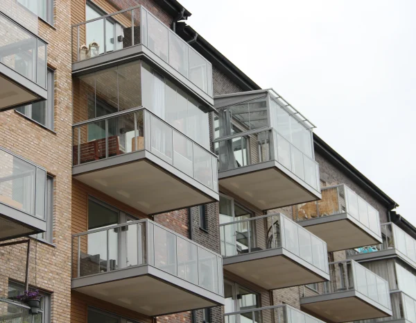 Balkonginglasning i Norrtälje i nyproduktionshus